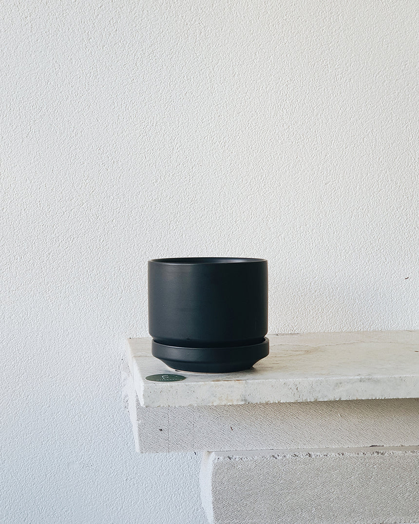 Zurich Planter Medium Black