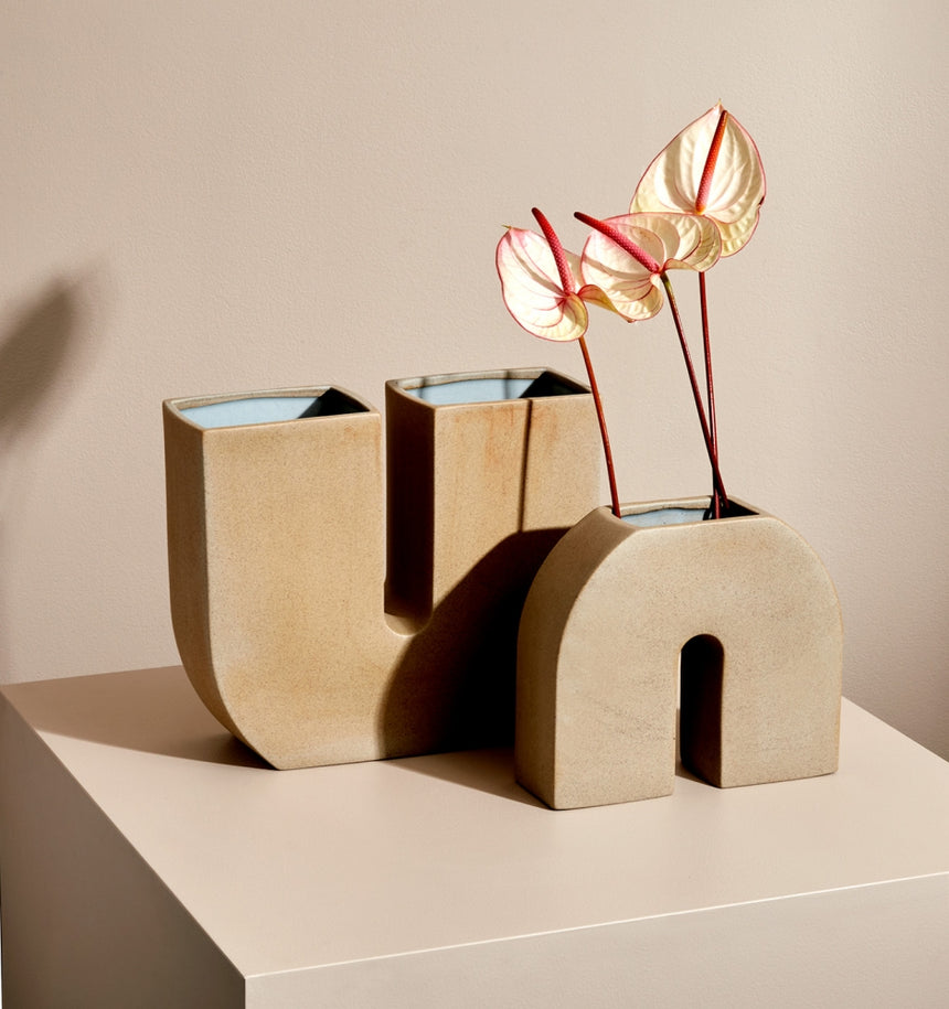 Middle of Nowhere || Kurve Vase Sand Large
