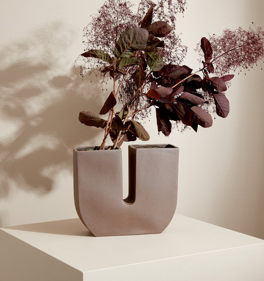 Middle of Nowhere || Kurve Vase Umber Large
