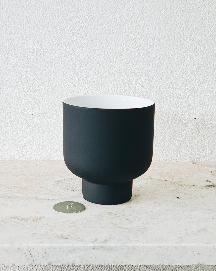 Middle of Nowhere | Fergus Planter Black Small