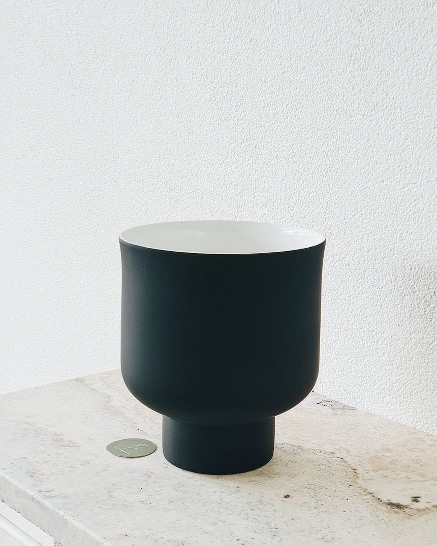 Middle of Nowhere | Fergus Planter Black Medium